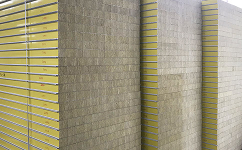 巖棉夾芯板具備的特點(diǎn)是什么？